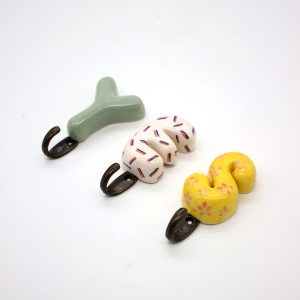 Kişiye özel tekli harf askılık – renkli dekoratif duvar askısı