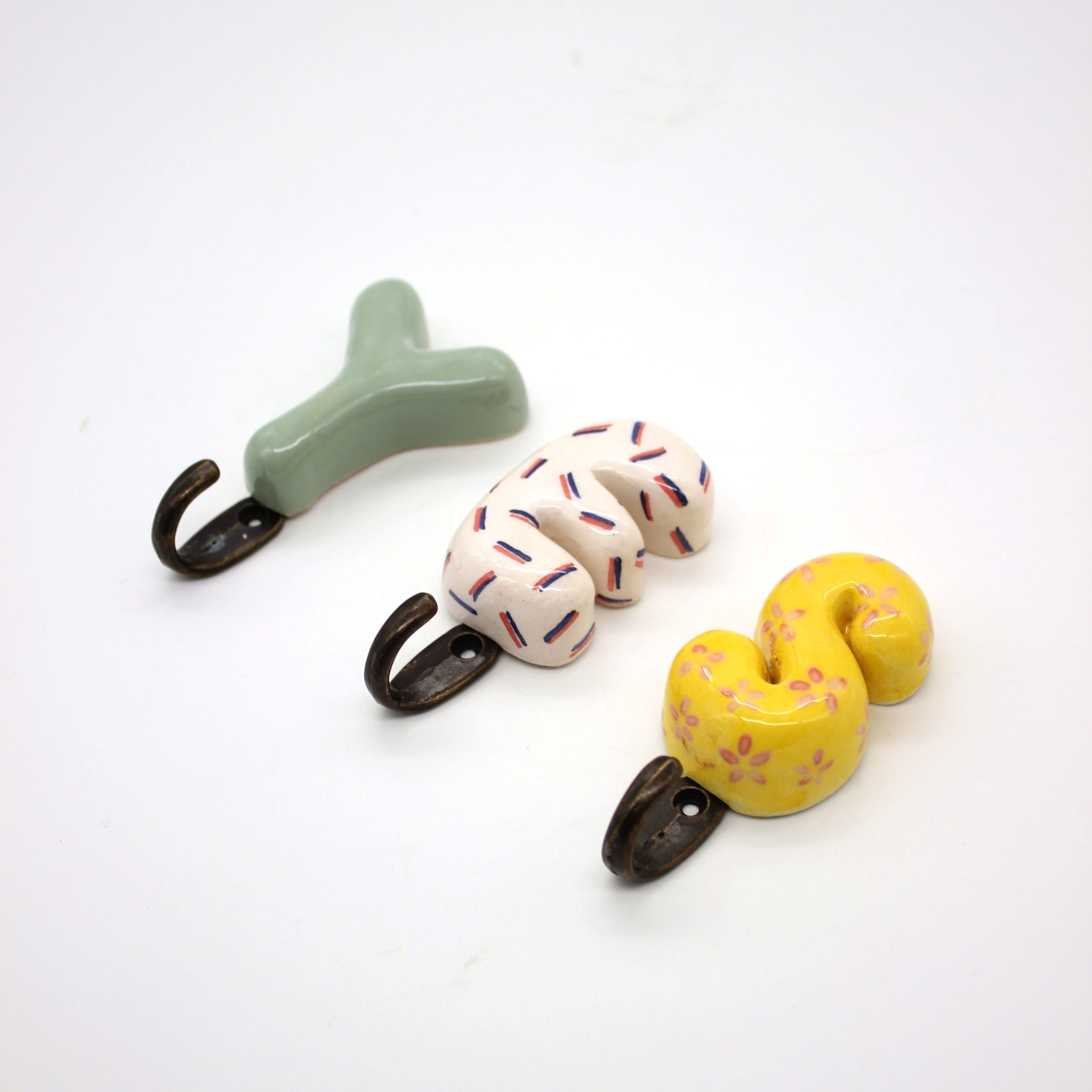 Kişiye özel tekli harf askılık – renkli dekoratif duvar askısı